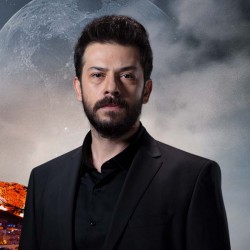 Ahmet Tansu Tasanlar es Azat Şadoğlu en  la Serie Hercai (Audio Catellano) completo en USB